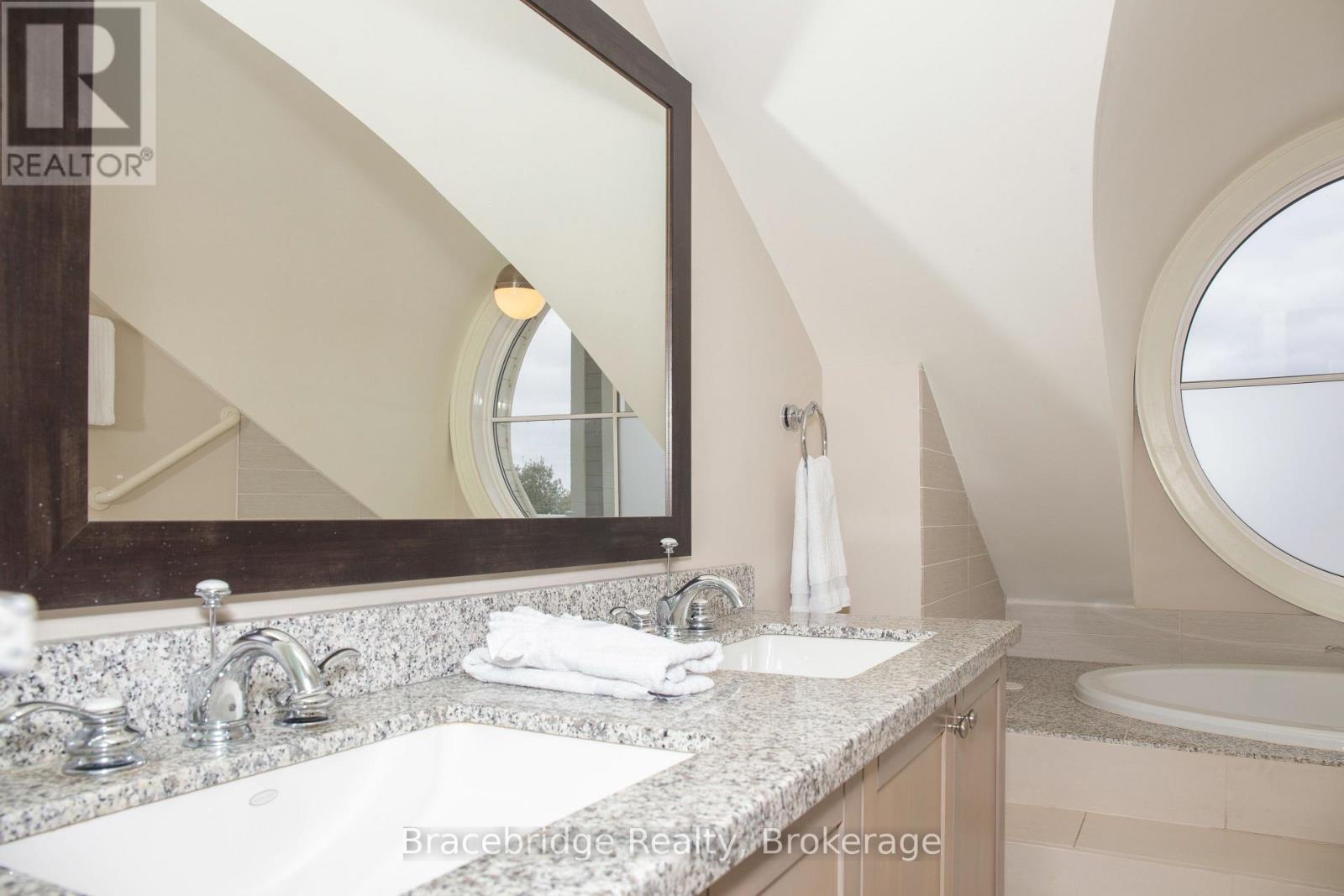 G103-d2 - 1869 Muskoka Road 118 Highway W, Muskoka Lakes (monck (muskoka Lakes)), Ontario