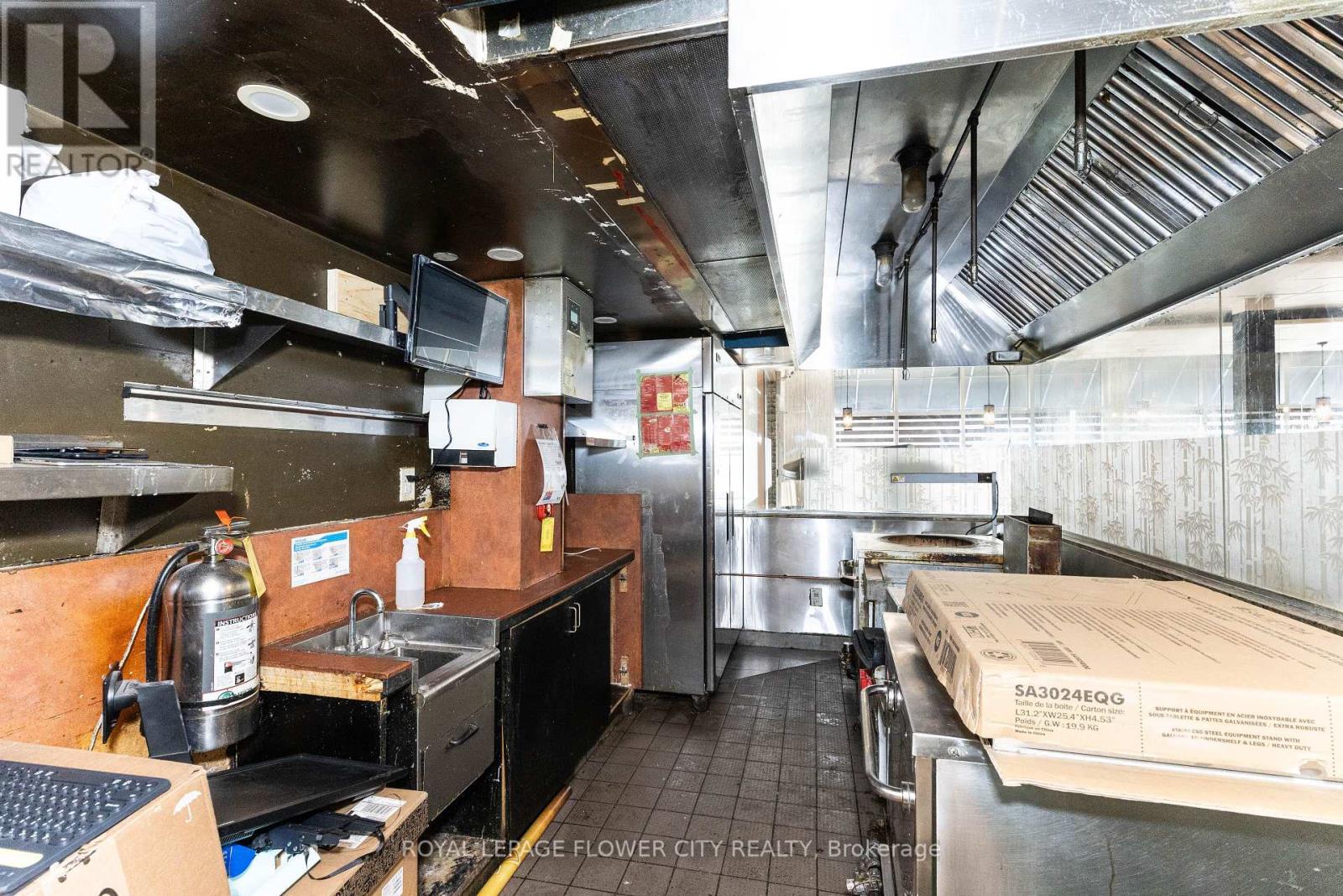 102 - 15 Gateway Boulevard, Brampton (bramalea South Industrial), Ontario