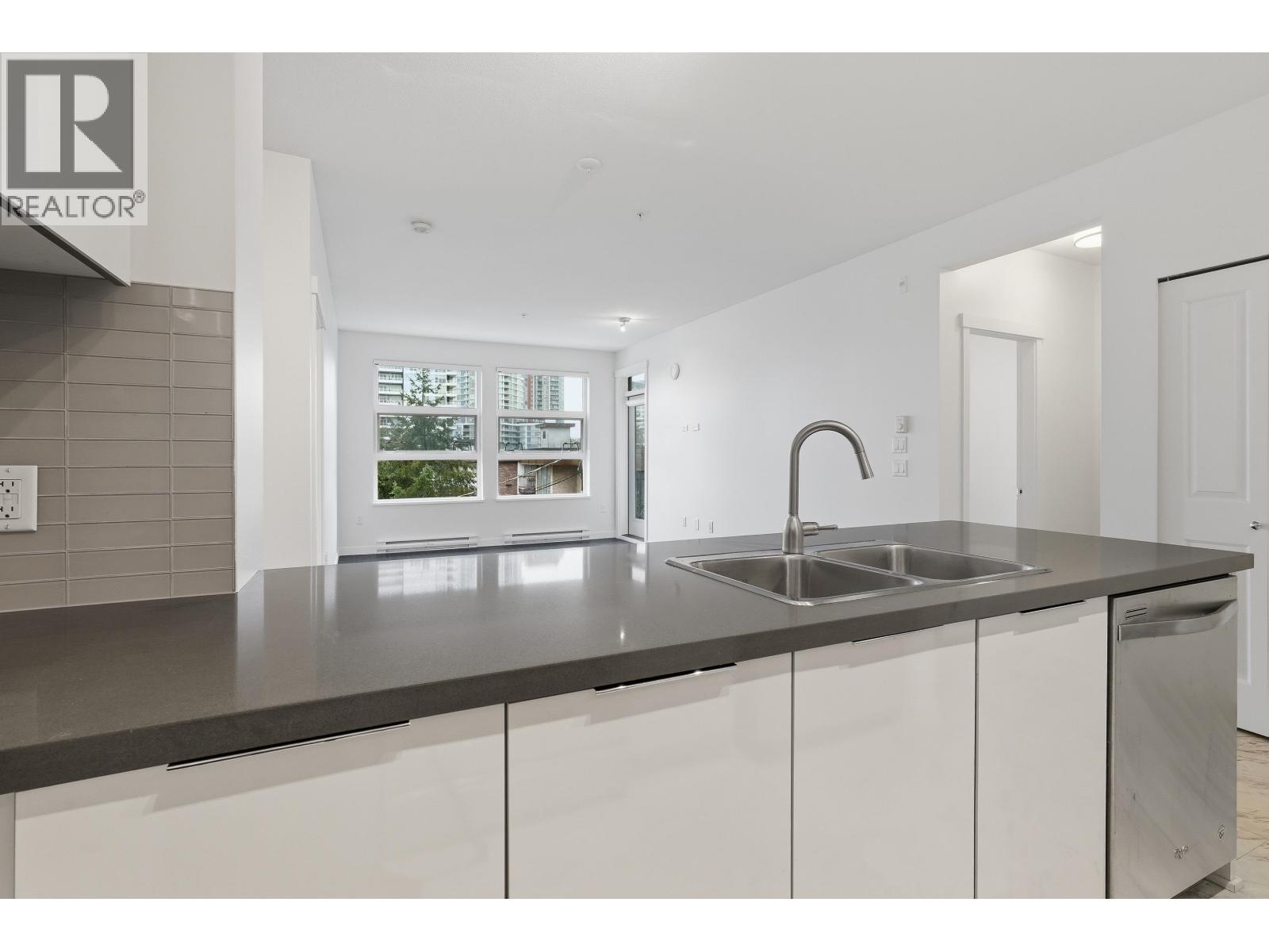 302 607 Cottonwood Avenue, Coquitlam, British Columbia