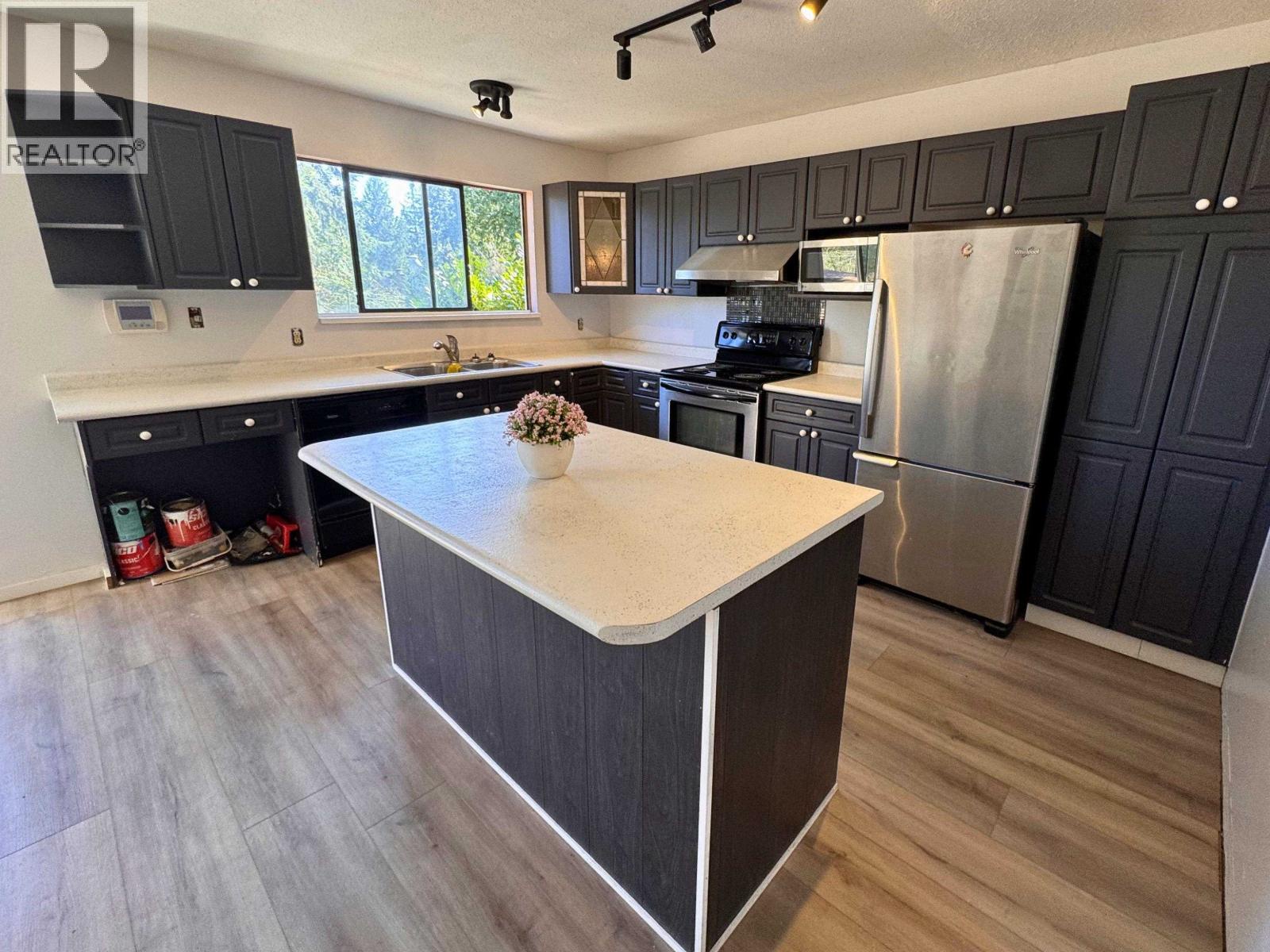 5799 Anchor Road, Sechelt, British Columbia