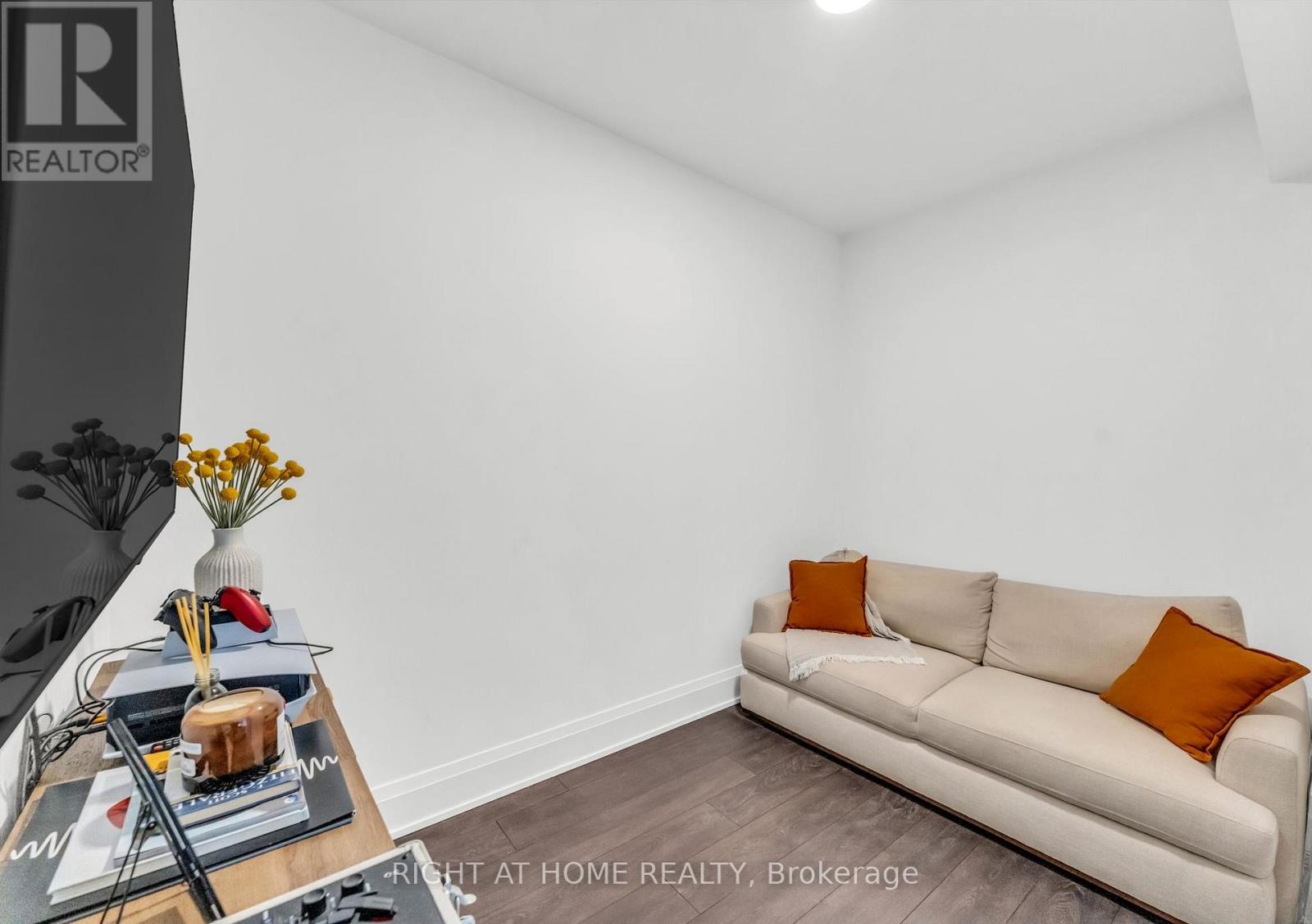 308 - 20 Brin Drive, Toronto (edenbridge-humber Valley), Ontario