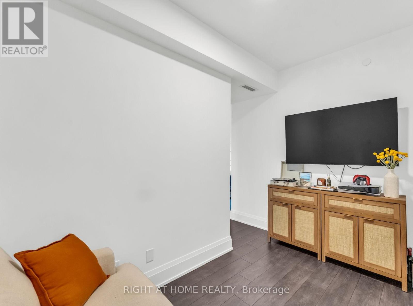 308 - 20 Brin Drive, Toronto (edenbridge-humber Valley), Ontario