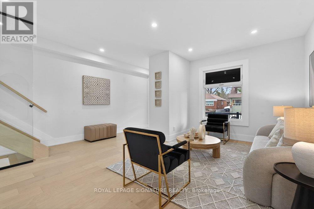 290 Chisholm Avenue, Toronto (woodbine-lumsden), Ontario