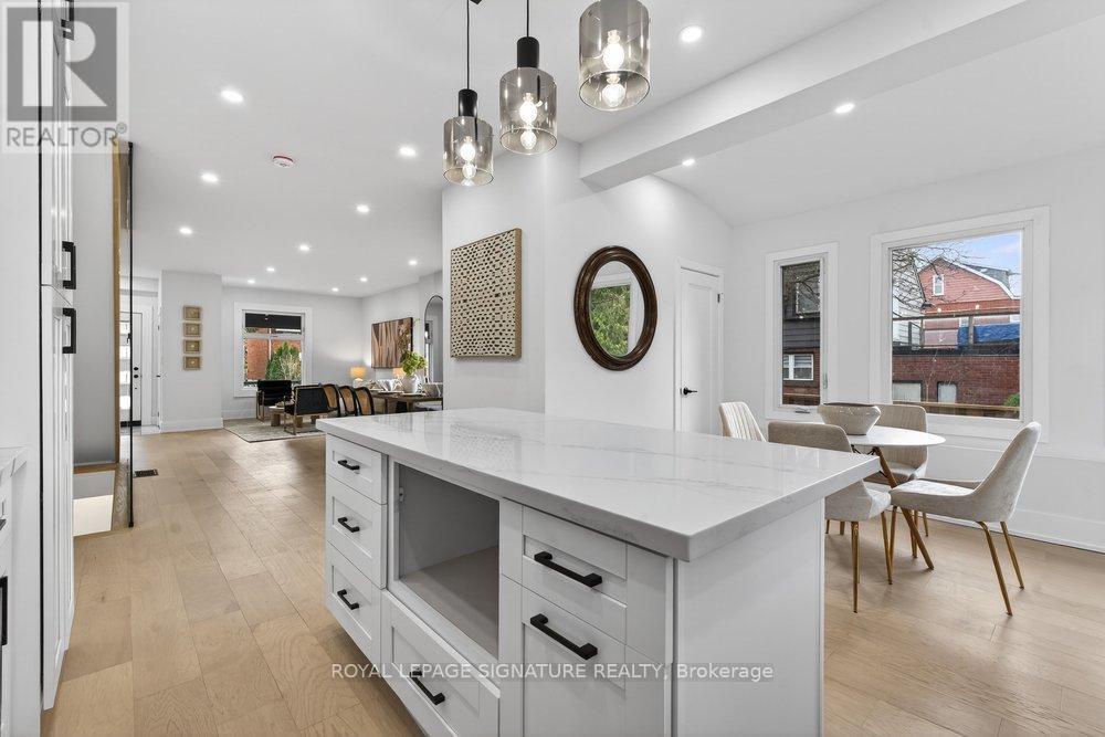 290 Chisholm Avenue, Toronto (woodbine-lumsden), Ontario