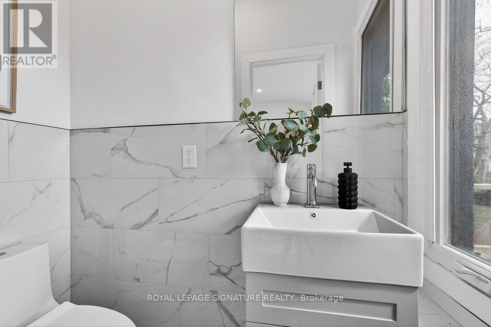 290 Chisholm Avenue, Toronto (woodbine-lumsden), Ontario