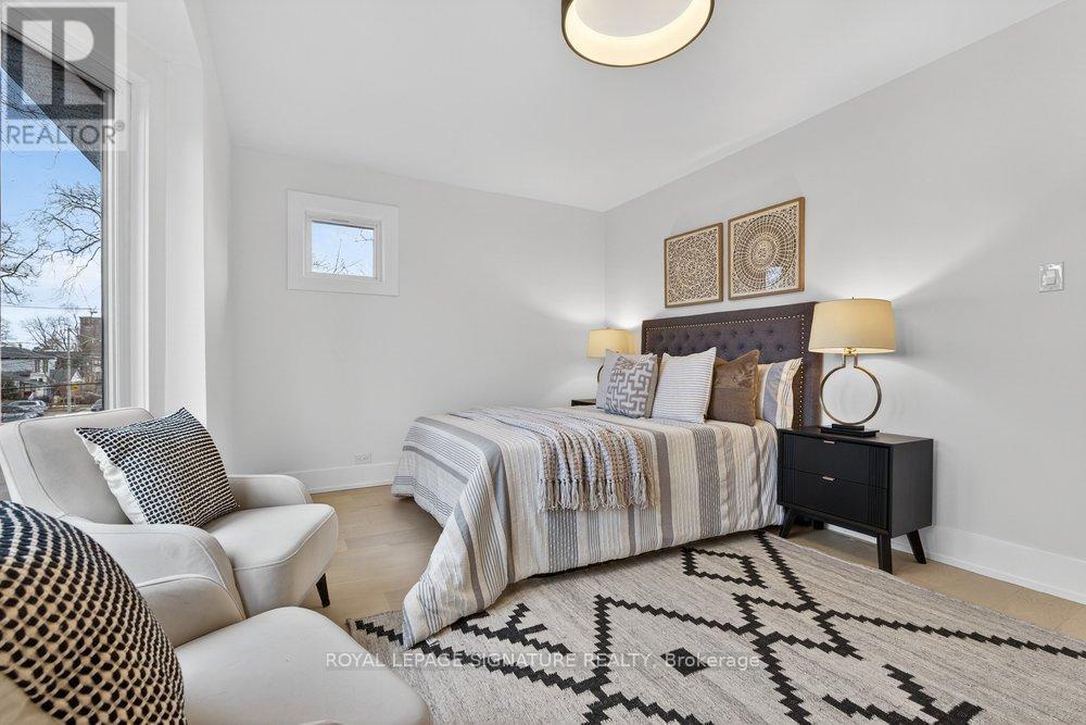 290 Chisholm Avenue, Toronto (woodbine-lumsden), Ontario