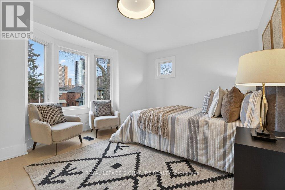 290 Chisholm Avenue, Toronto (woodbine-lumsden), Ontario