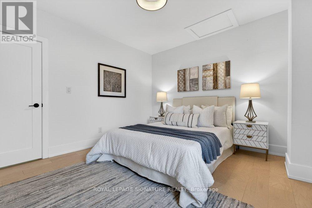 290 Chisholm Avenue, Toronto (woodbine-lumsden), Ontario