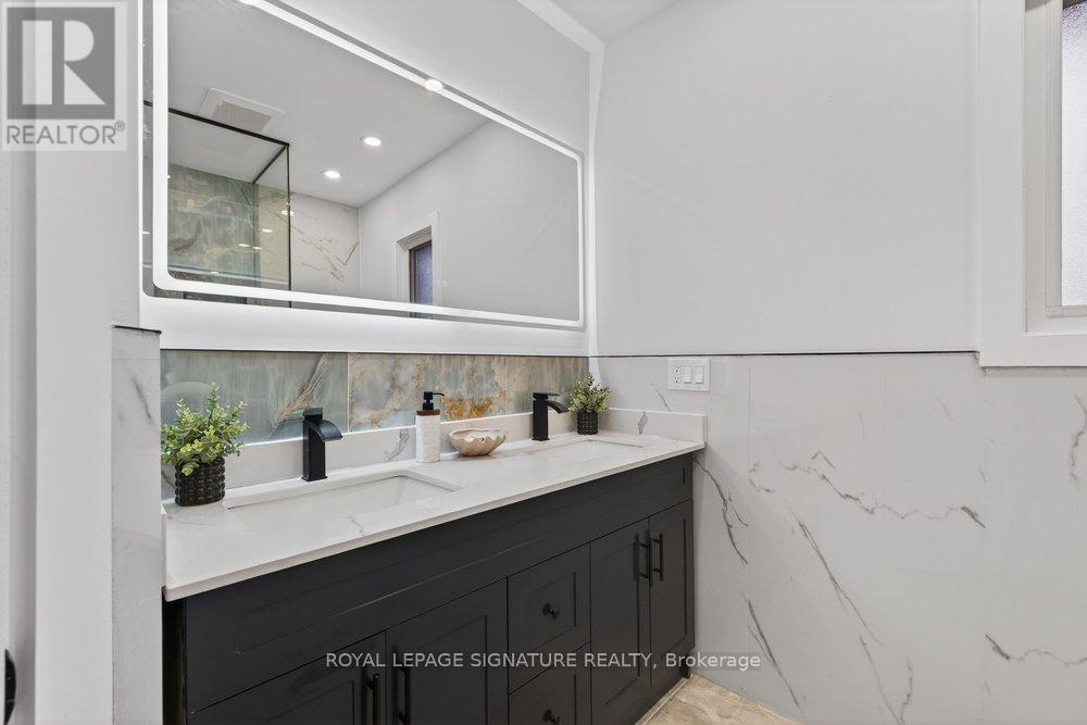 290 Chisholm Avenue, Toronto (woodbine-lumsden), Ontario