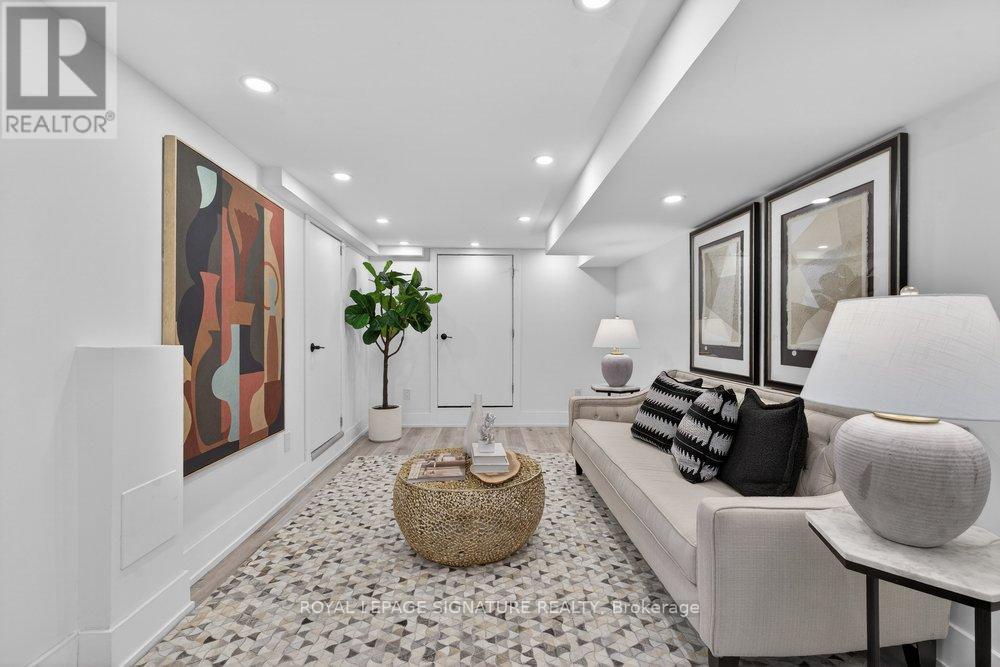 290 Chisholm Avenue, Toronto (woodbine-lumsden), Ontario