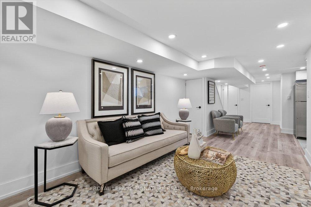 290 Chisholm Avenue, Toronto (woodbine-lumsden), Ontario