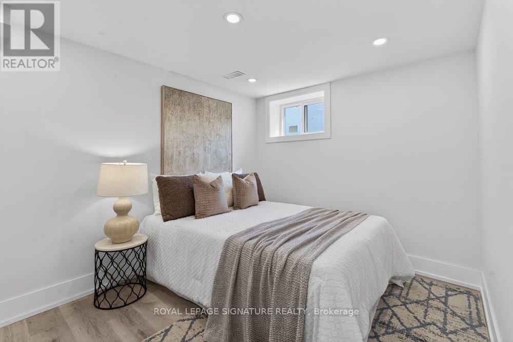 290 Chisholm Avenue, Toronto (woodbine-lumsden), Ontario