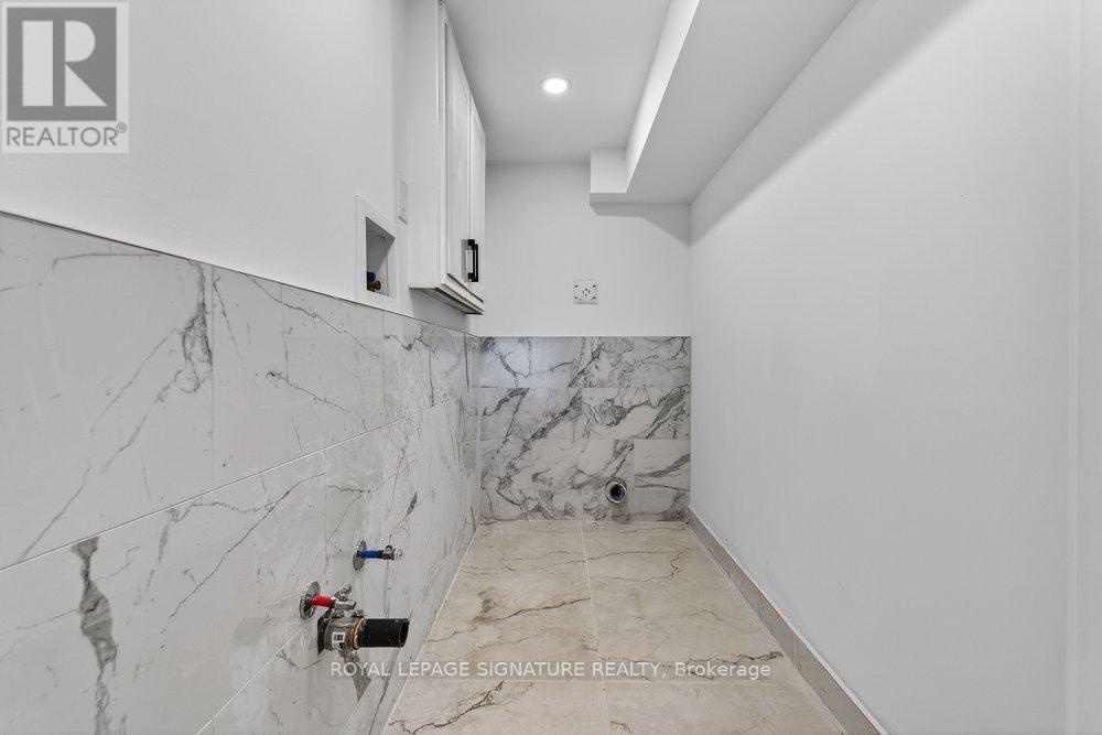 290 Chisholm Avenue, Toronto (woodbine-lumsden), Ontario