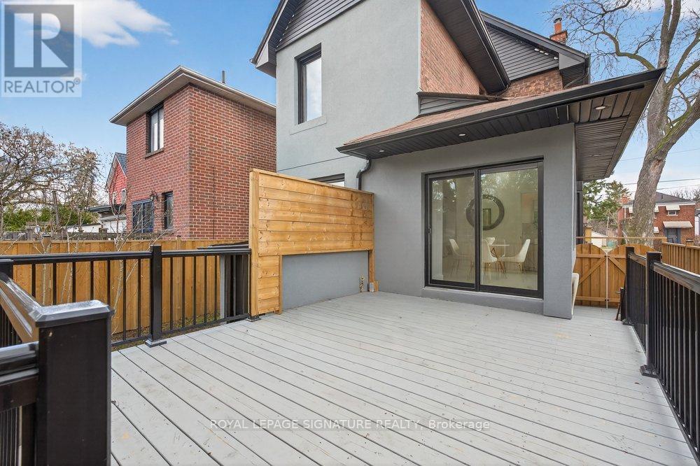 290 Chisholm Avenue, Toronto (woodbine-lumsden), Ontario