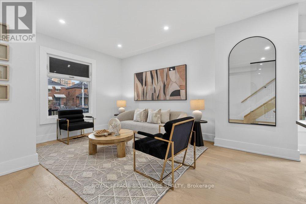 290 Chisholm Avenue, Toronto (woodbine-lumsden), Ontario