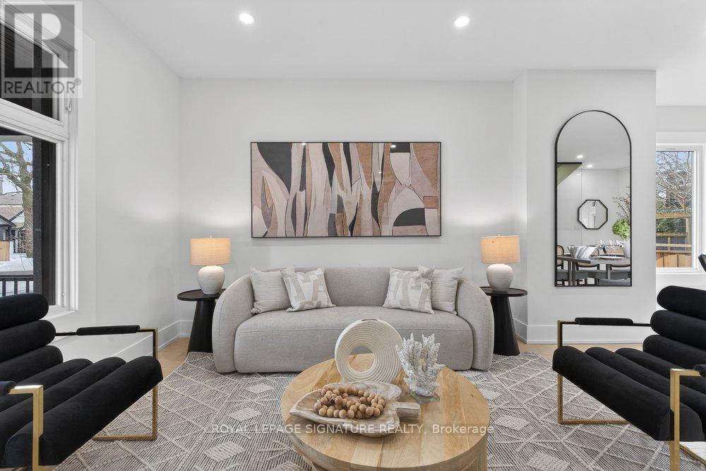 290 Chisholm Avenue, Toronto (woodbine-lumsden), Ontario