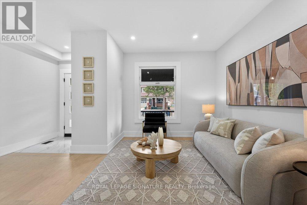 290 Chisholm Avenue, Toronto (woodbine-lumsden), Ontario