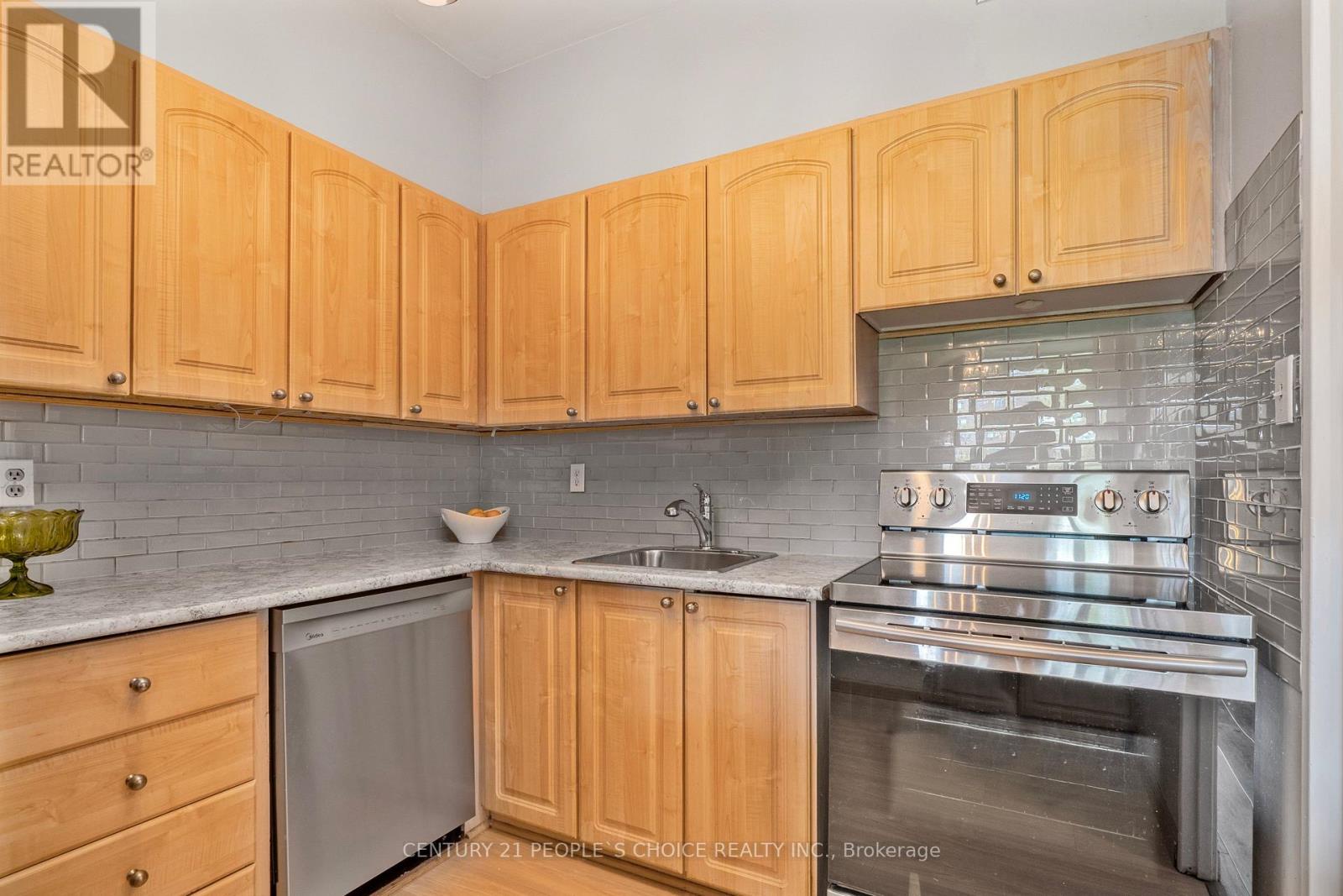 105 - 20 Fashion Roseway, Toronto (willowdale East), Ontario