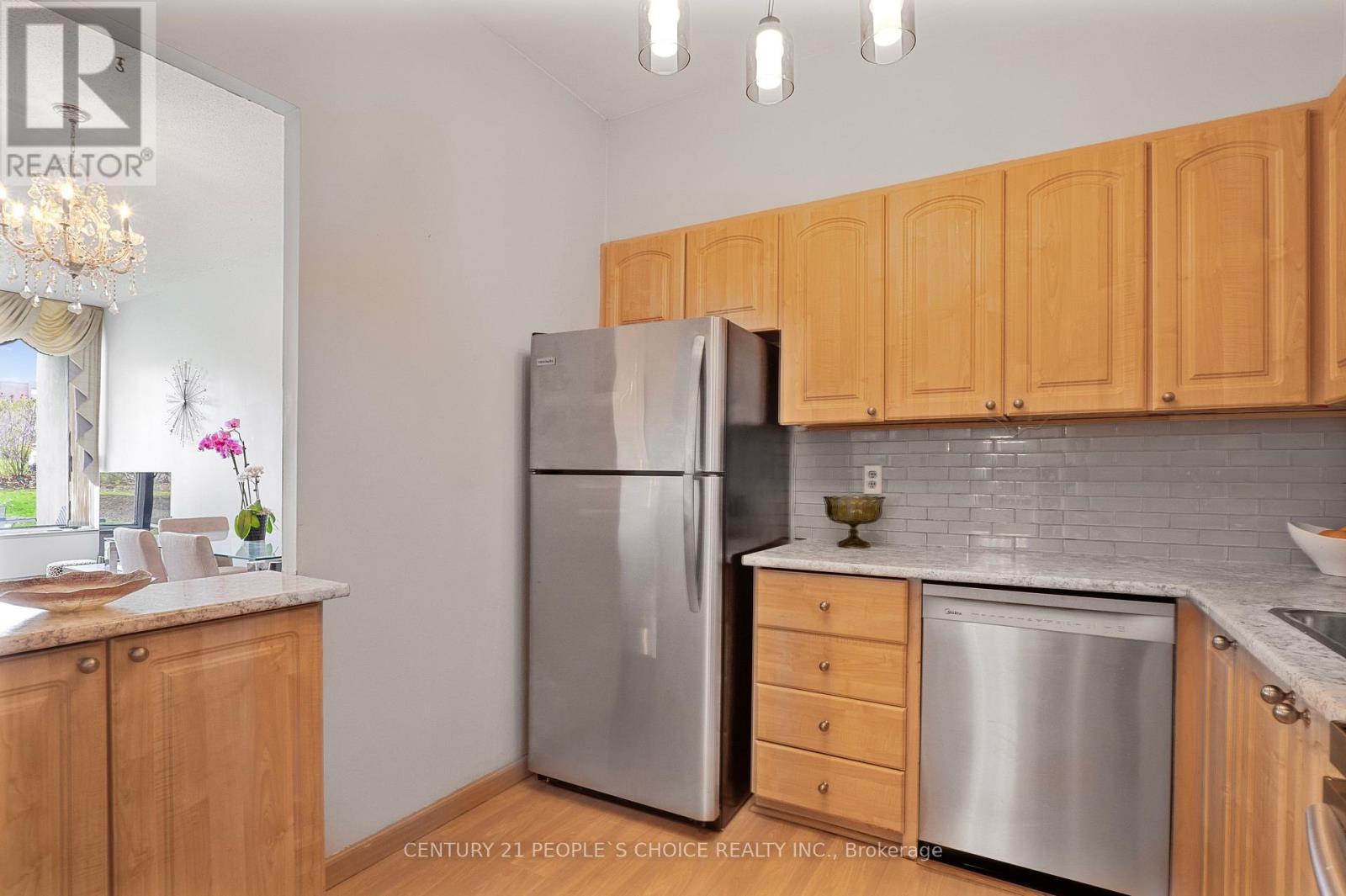 105 - 20 Fashion Roseway, Toronto (willowdale East), Ontario