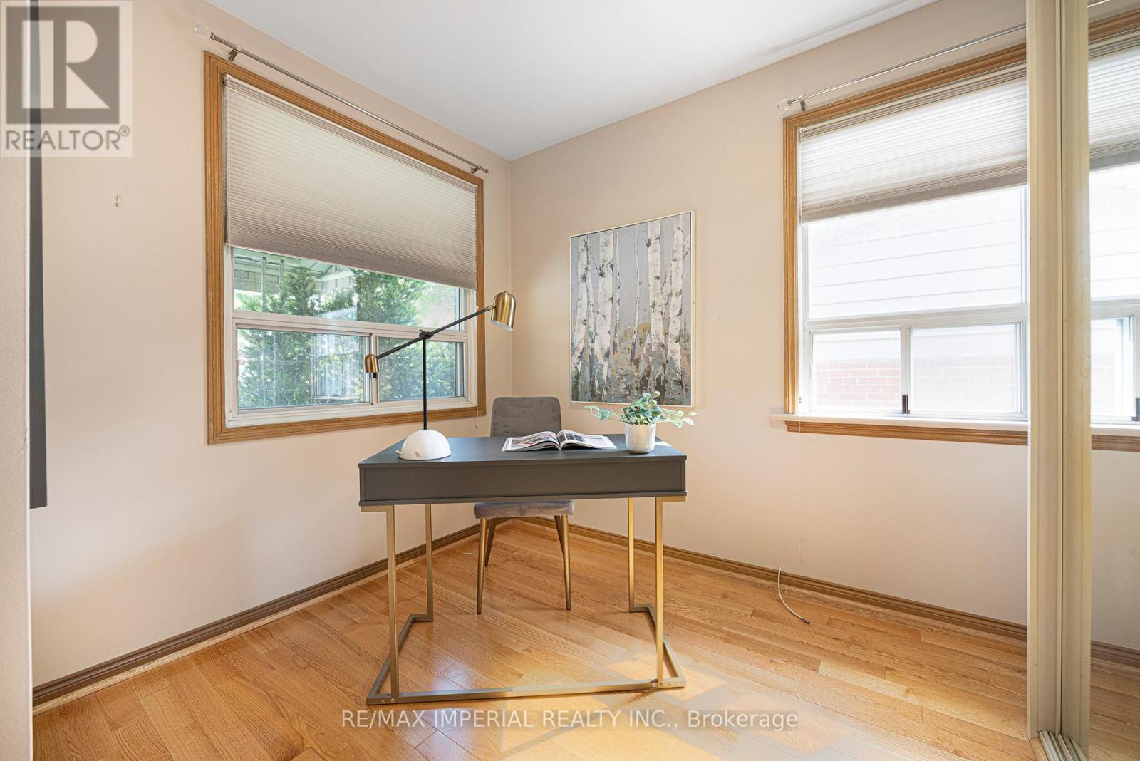 7 Doddington Drive, Toronto (stonegate-queensway), Ontario