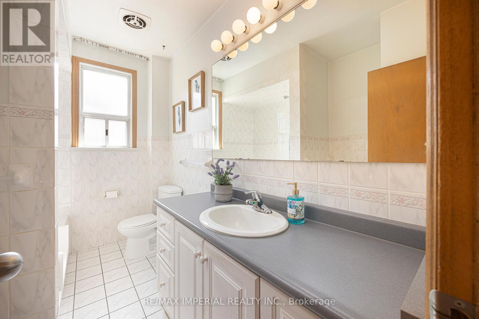 7 Doddington Drive, Toronto (stonegate-queensway), Ontario