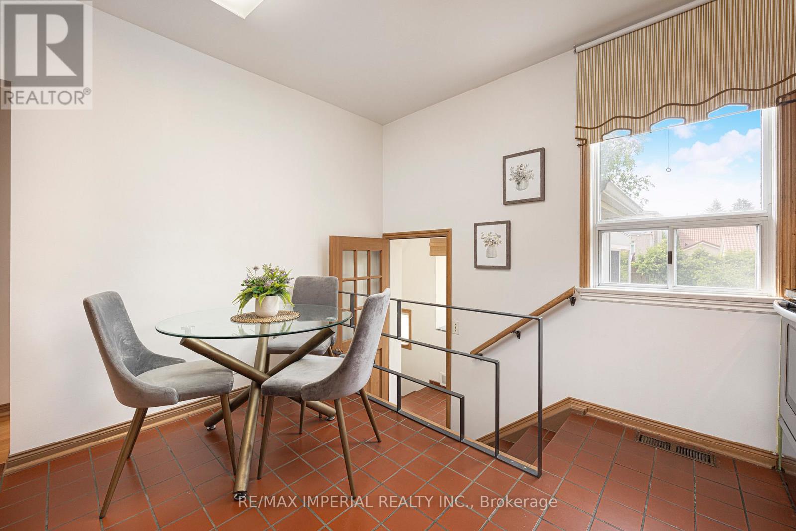 7 Doddington Drive, Toronto (stonegate-queensway), Ontario