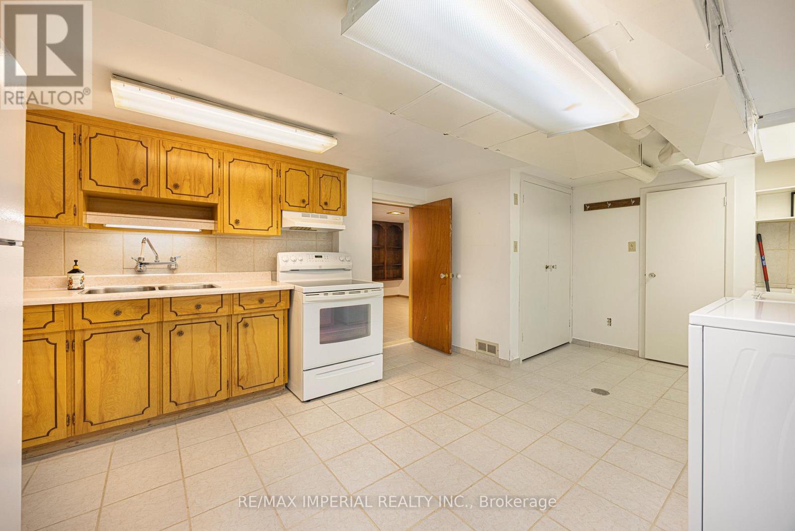 7 Doddington Drive, Toronto (stonegate-queensway), Ontario