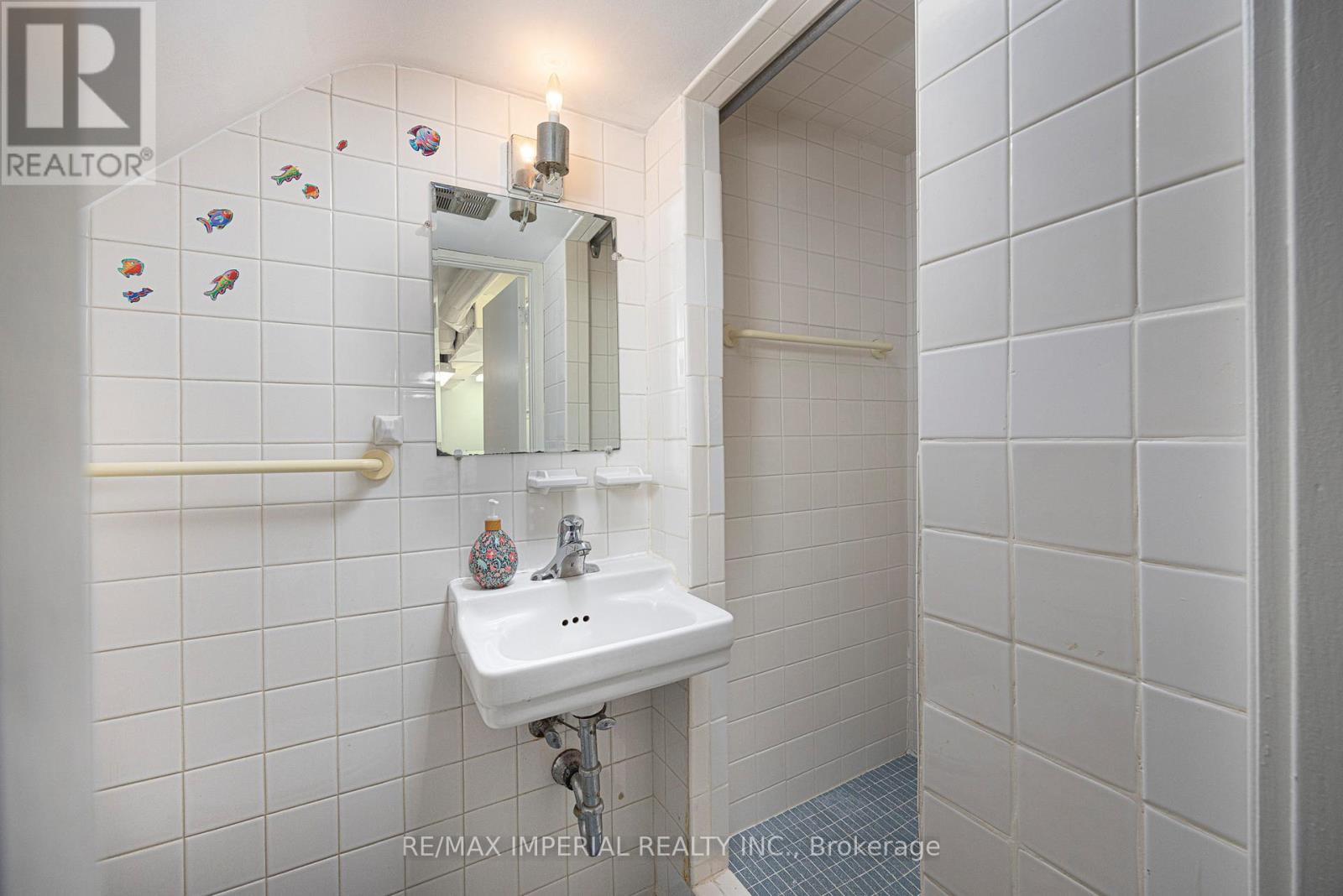 7 Doddington Drive, Toronto (stonegate-queensway), Ontario