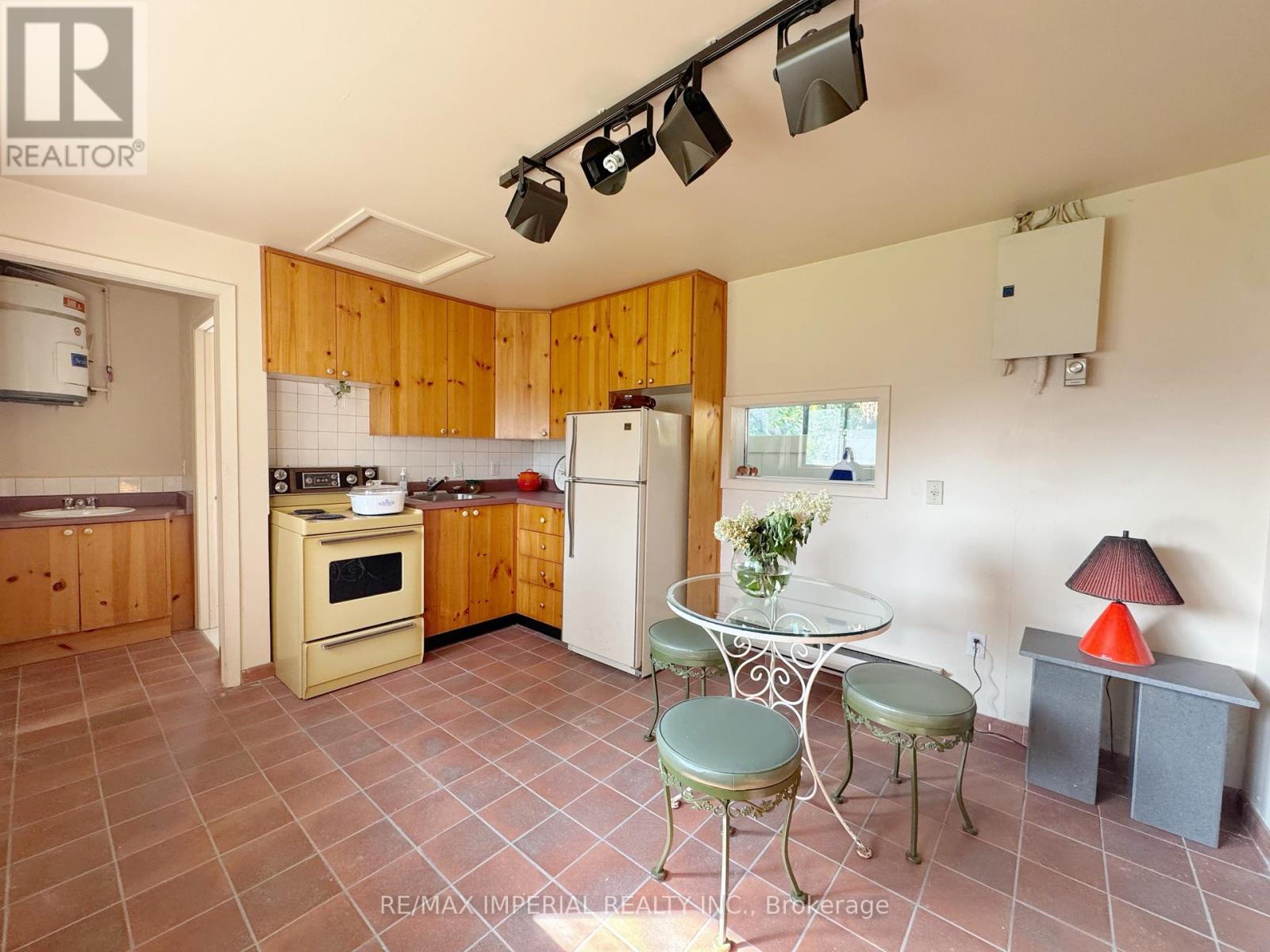 7 Doddington Drive, Toronto (stonegate-queensway), Ontario