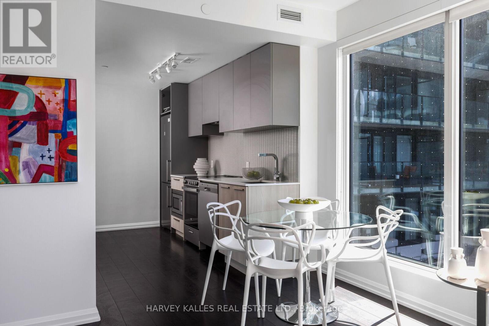 301 - 4208 Dundas Street W, Toronto (edenbridge-humber Valley), Ontario