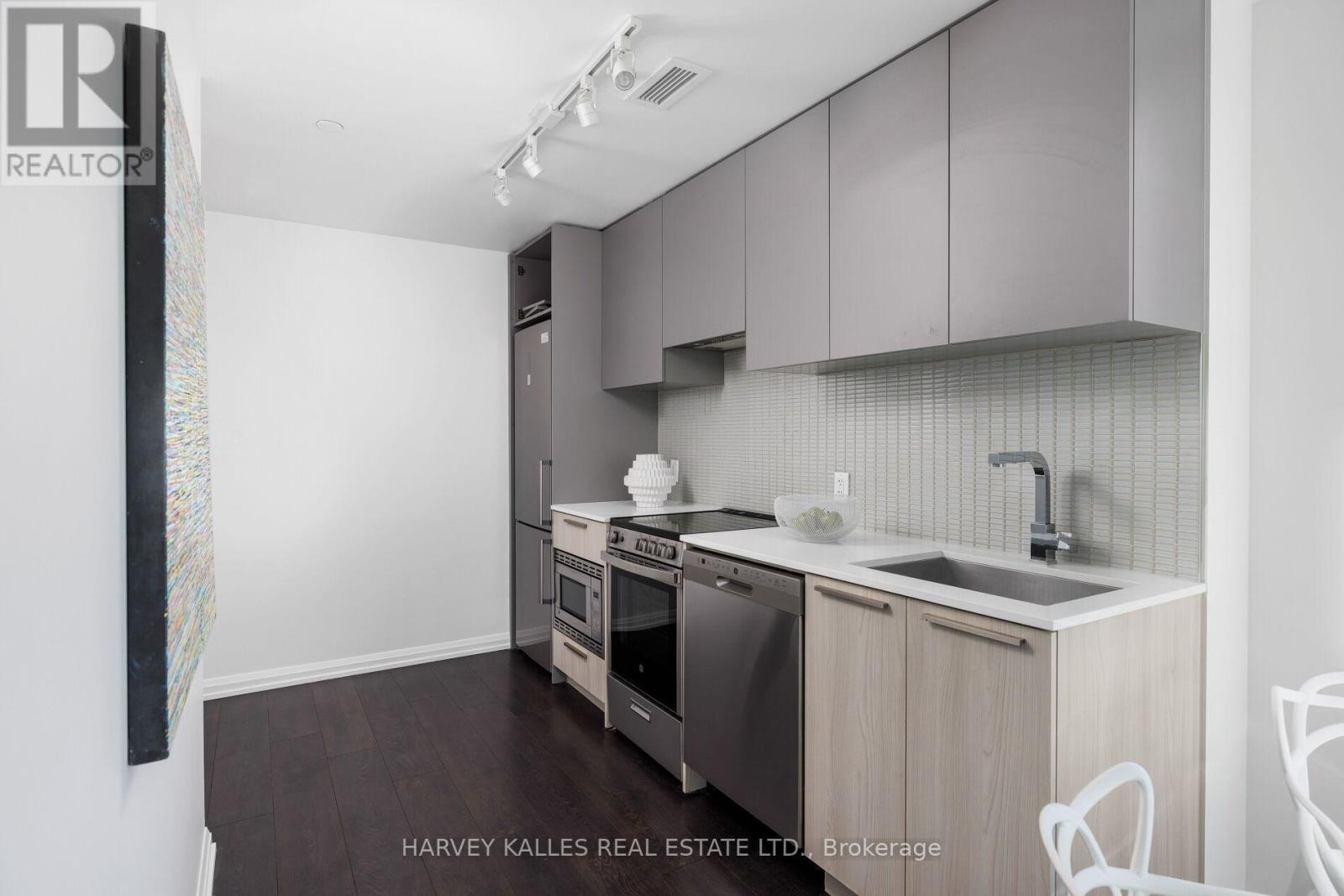 301 - 4208 Dundas Street W, Toronto (edenbridge-humber Valley), Ontario