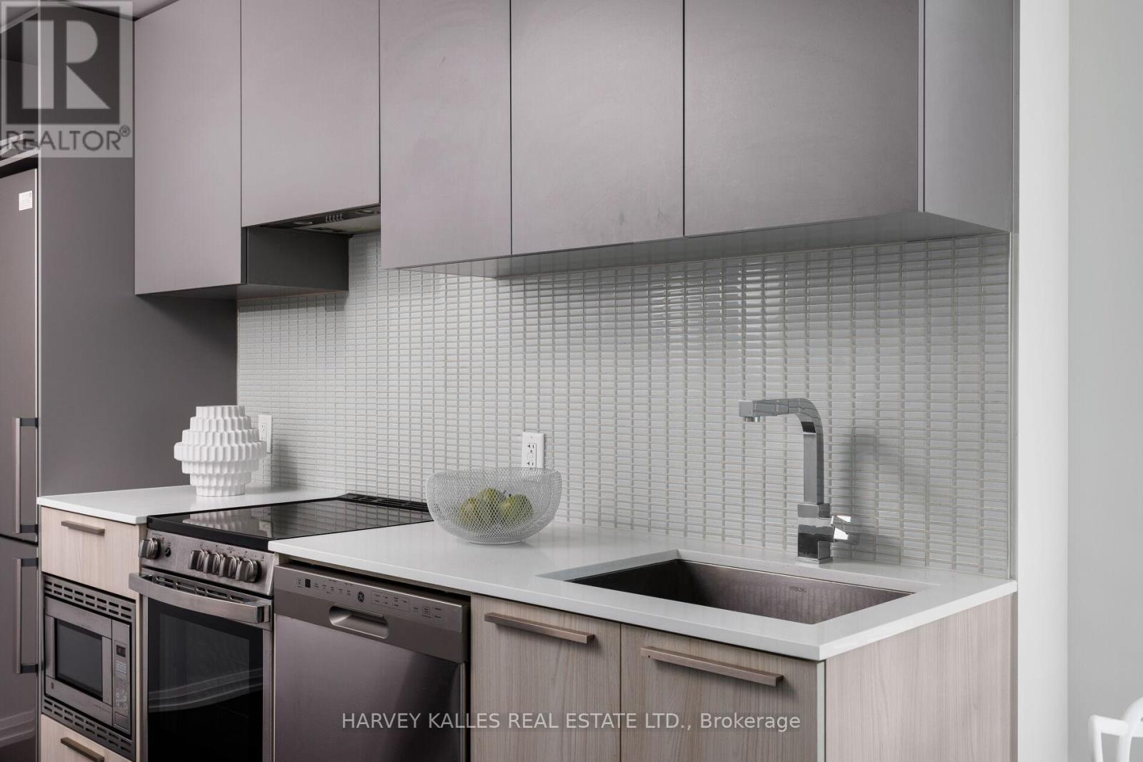 301 - 4208 Dundas Street W, Toronto (edenbridge-humber Valley), Ontario