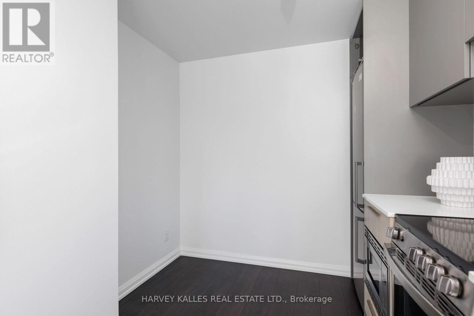 301 - 4208 Dundas Street W, Toronto (edenbridge-humber Valley), Ontario