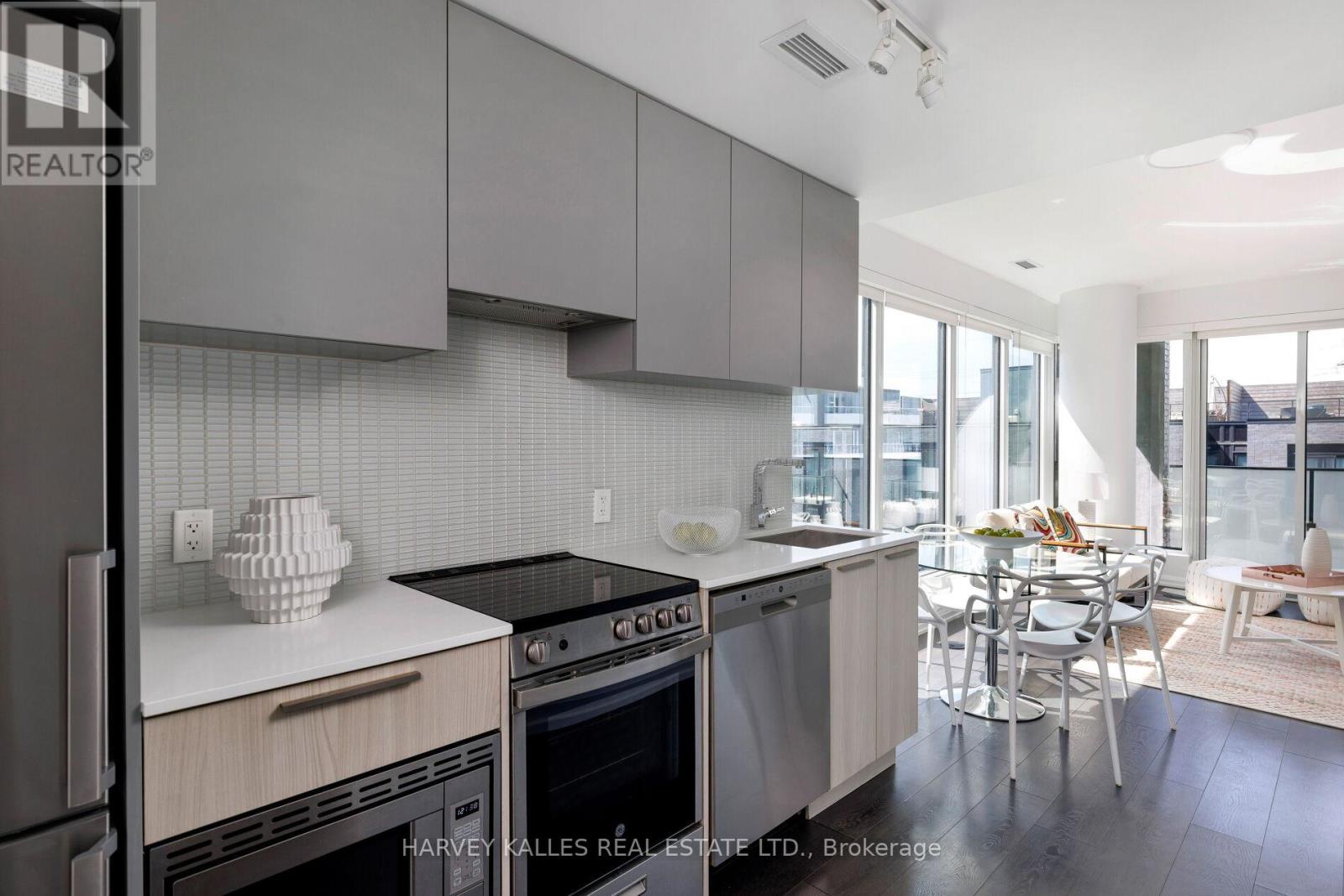 301 - 4208 Dundas Street W, Toronto (edenbridge-humber Valley), Ontario