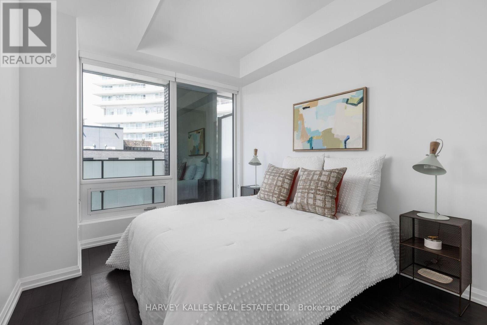 301 - 4208 Dundas Street W, Toronto (edenbridge-humber Valley), Ontario