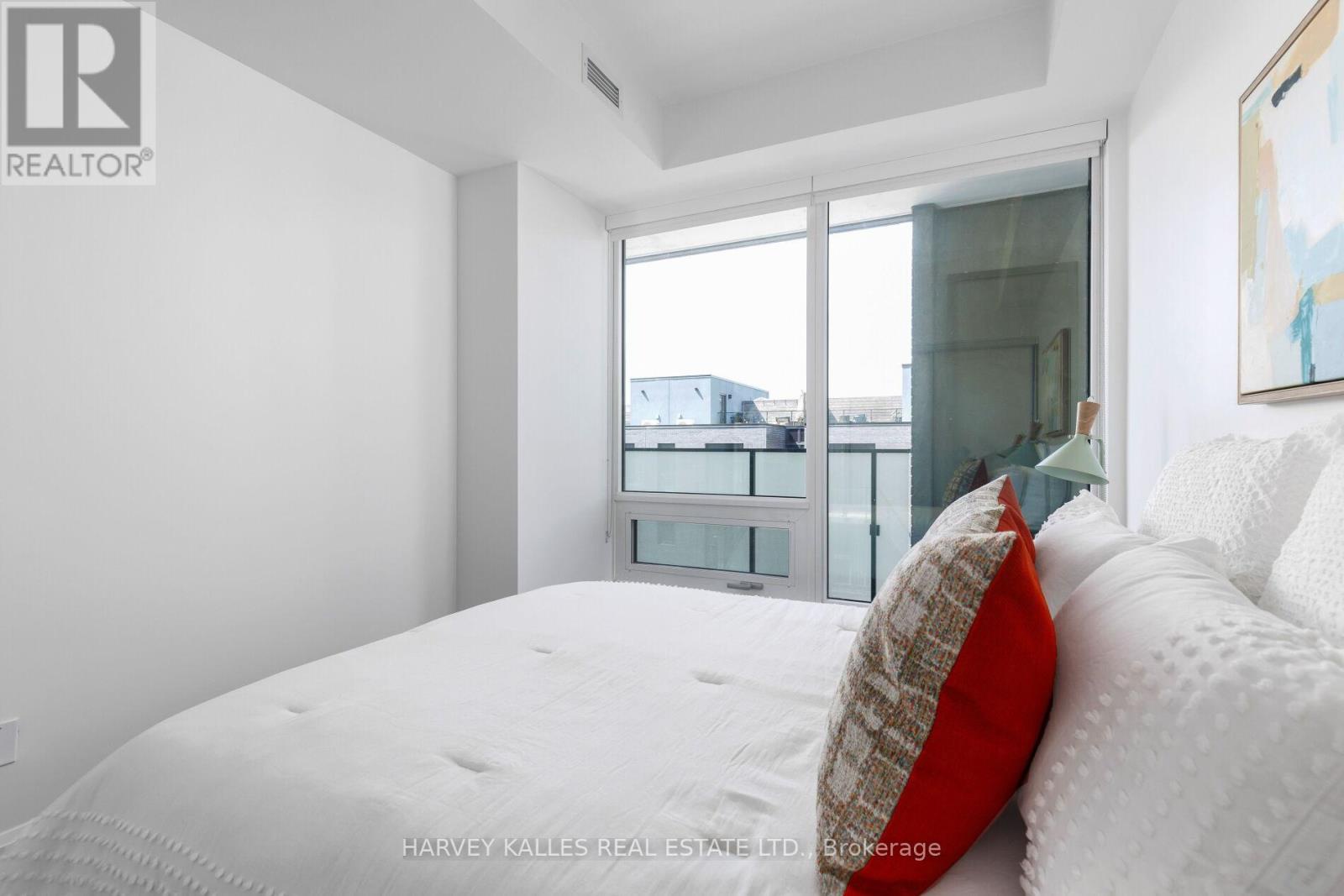 301 - 4208 Dundas Street W, Toronto (edenbridge-humber Valley), Ontario