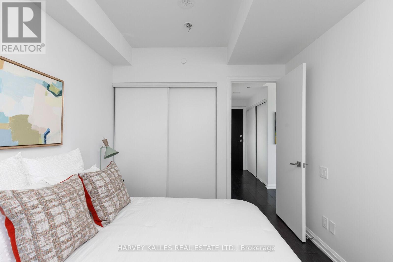 301 - 4208 Dundas Street W, Toronto (edenbridge-humber Valley), Ontario