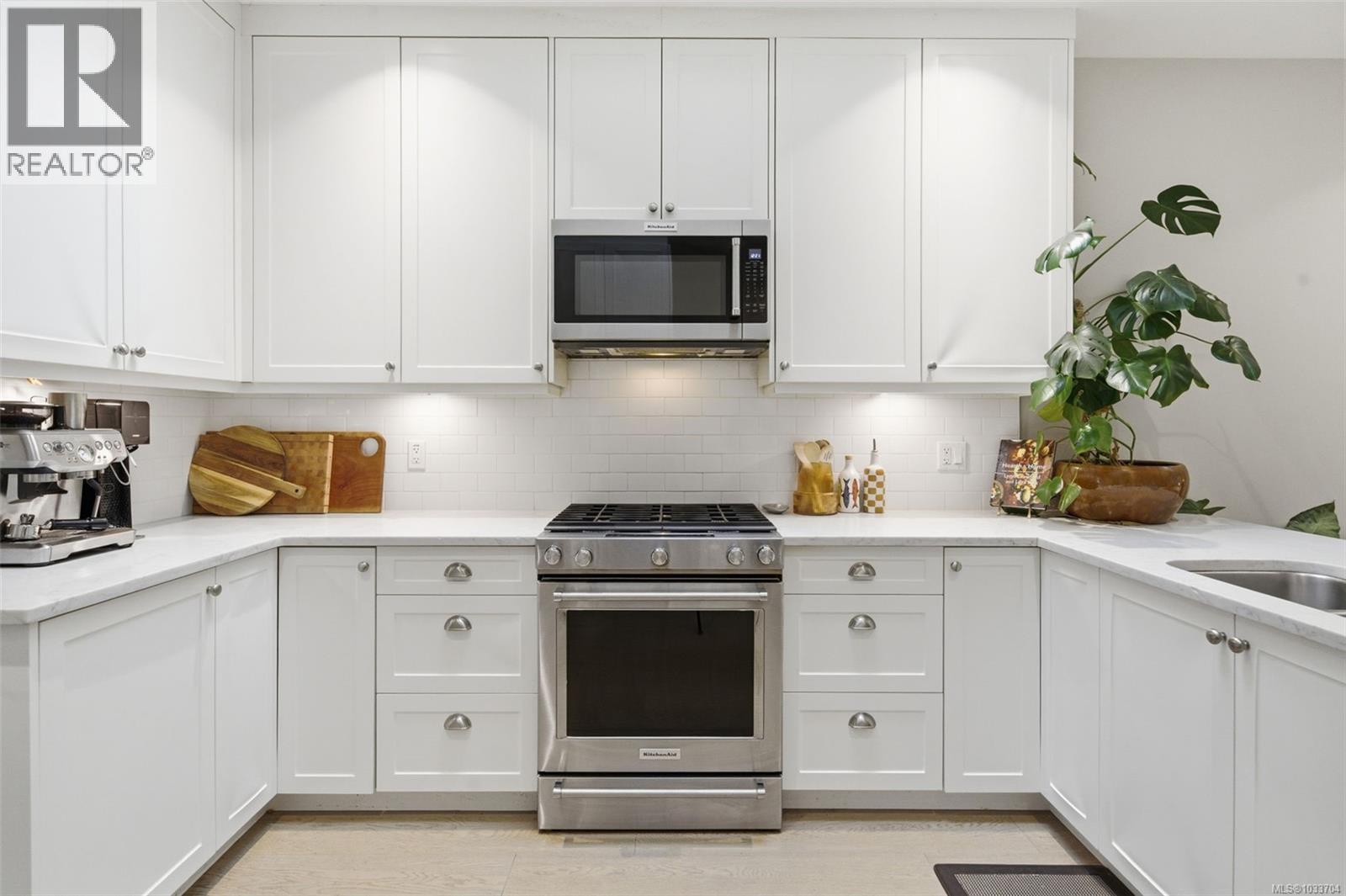 3 10490 Resthaven Dr, Sidney, British Columbia