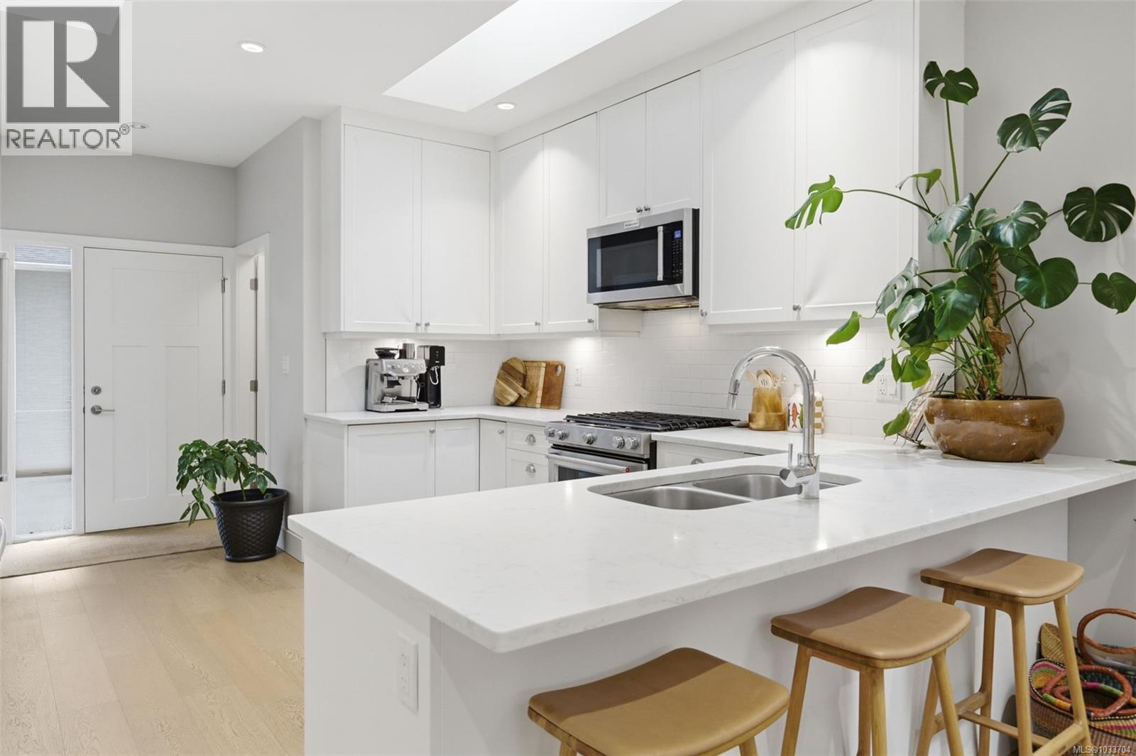 3 10490 Resthaven Dr, Sidney, British Columbia