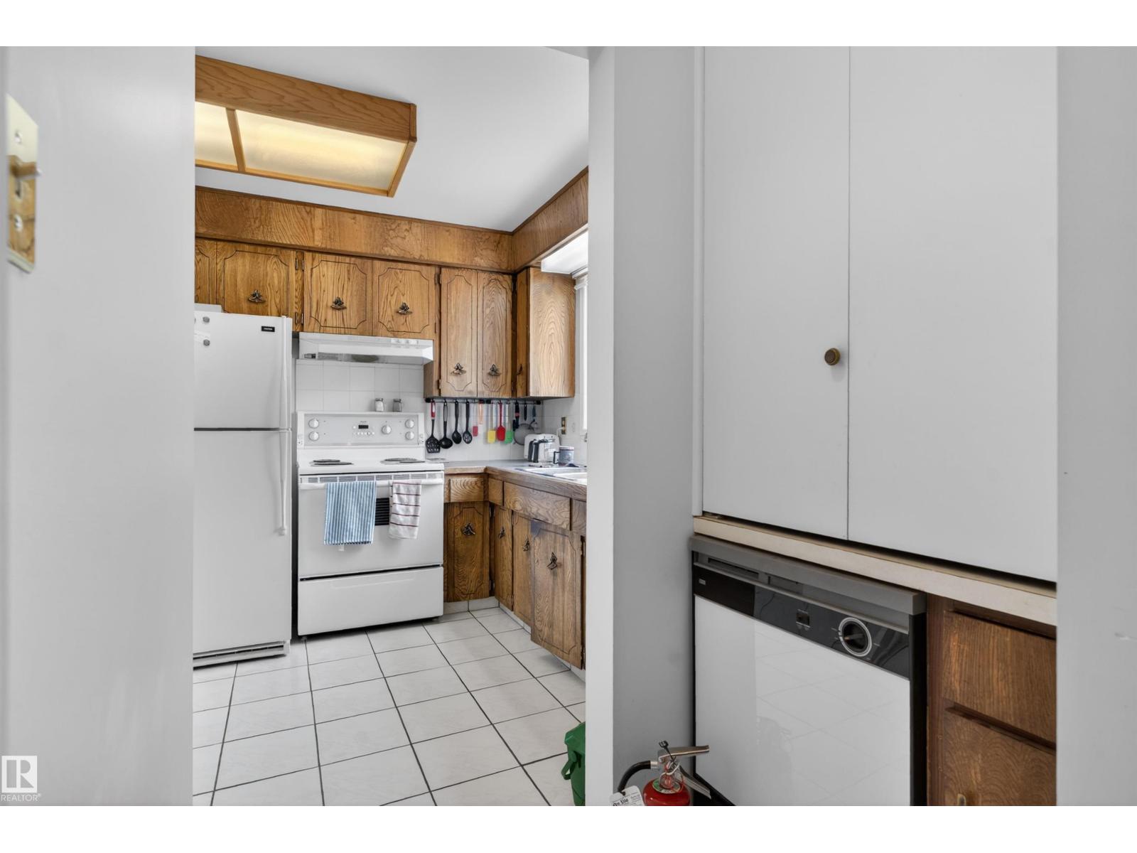 9732 75 Av Nw, Edmonton, Alberta