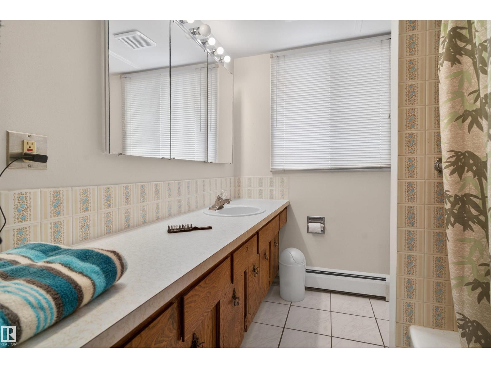 9732 75 Av Nw, Edmonton, Alberta