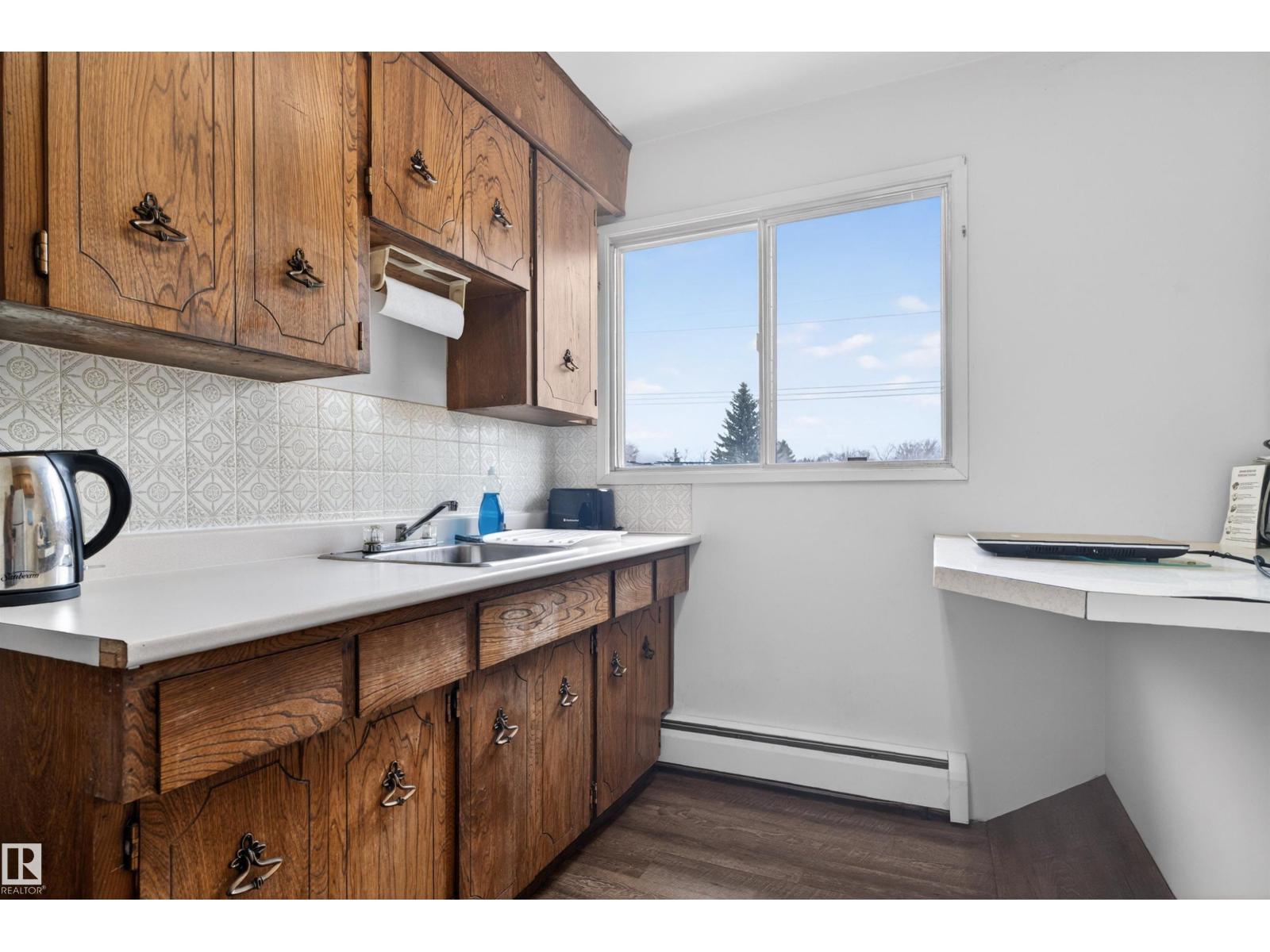 9732 75 Av Nw, Edmonton, Alberta