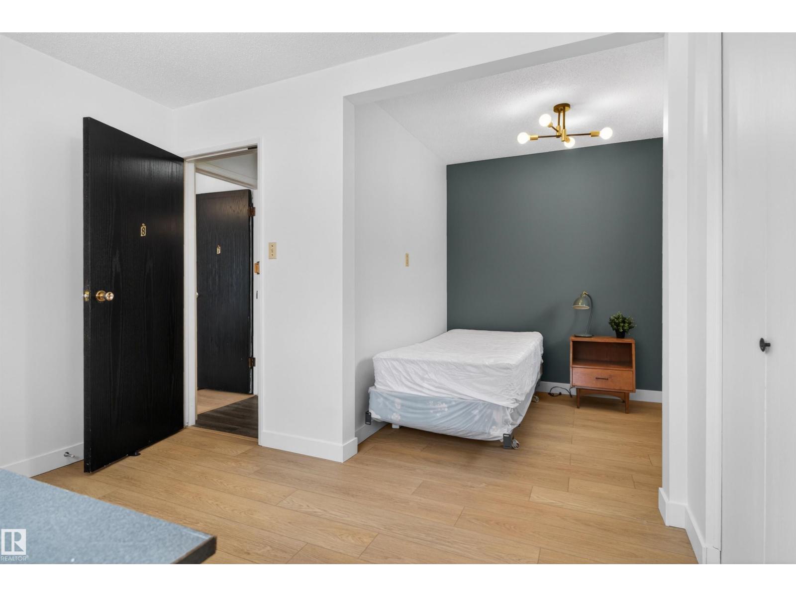 9732 75 Av Nw, Edmonton, Alberta