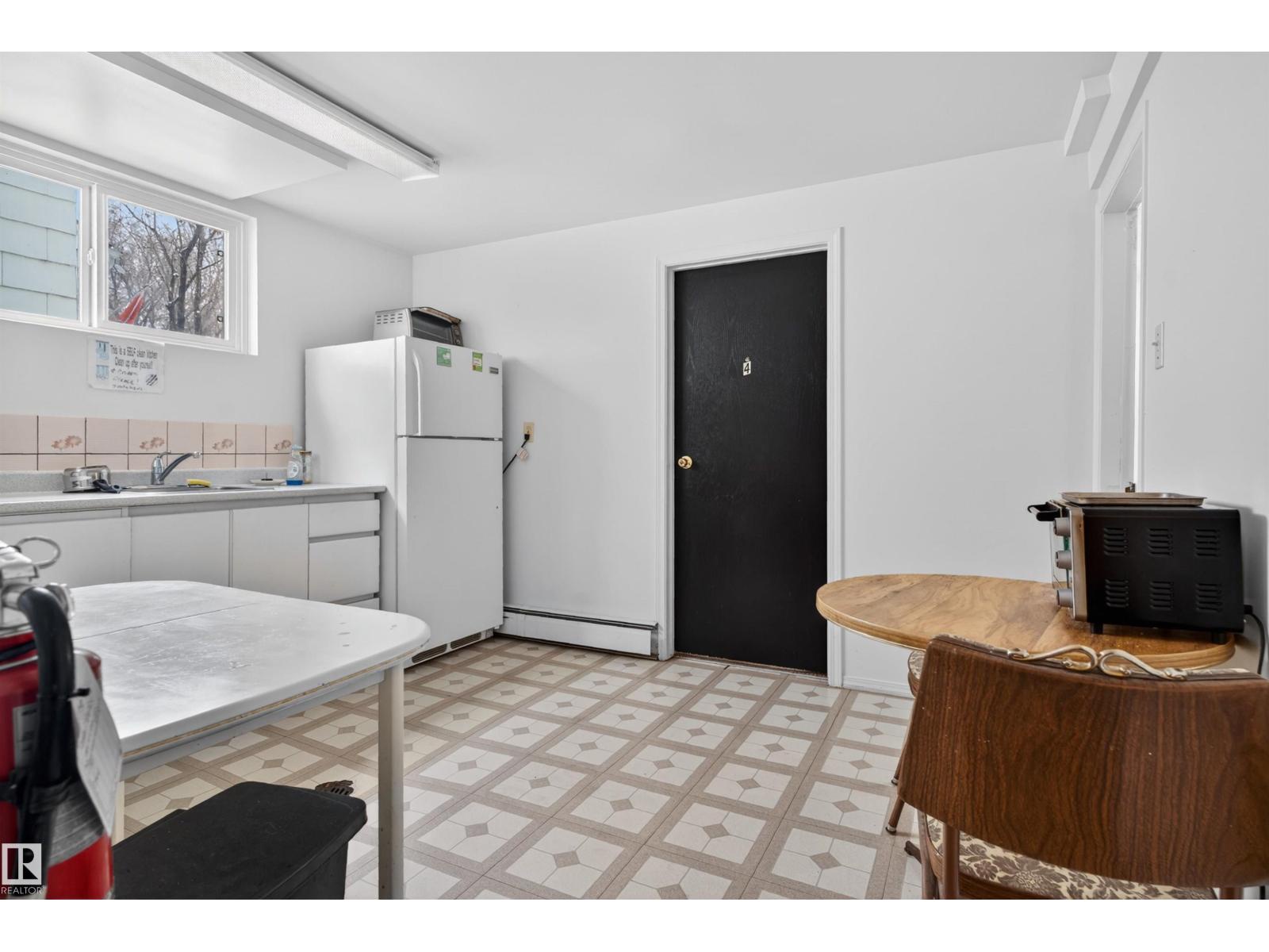 9732 75 Av Nw, Edmonton, Alberta