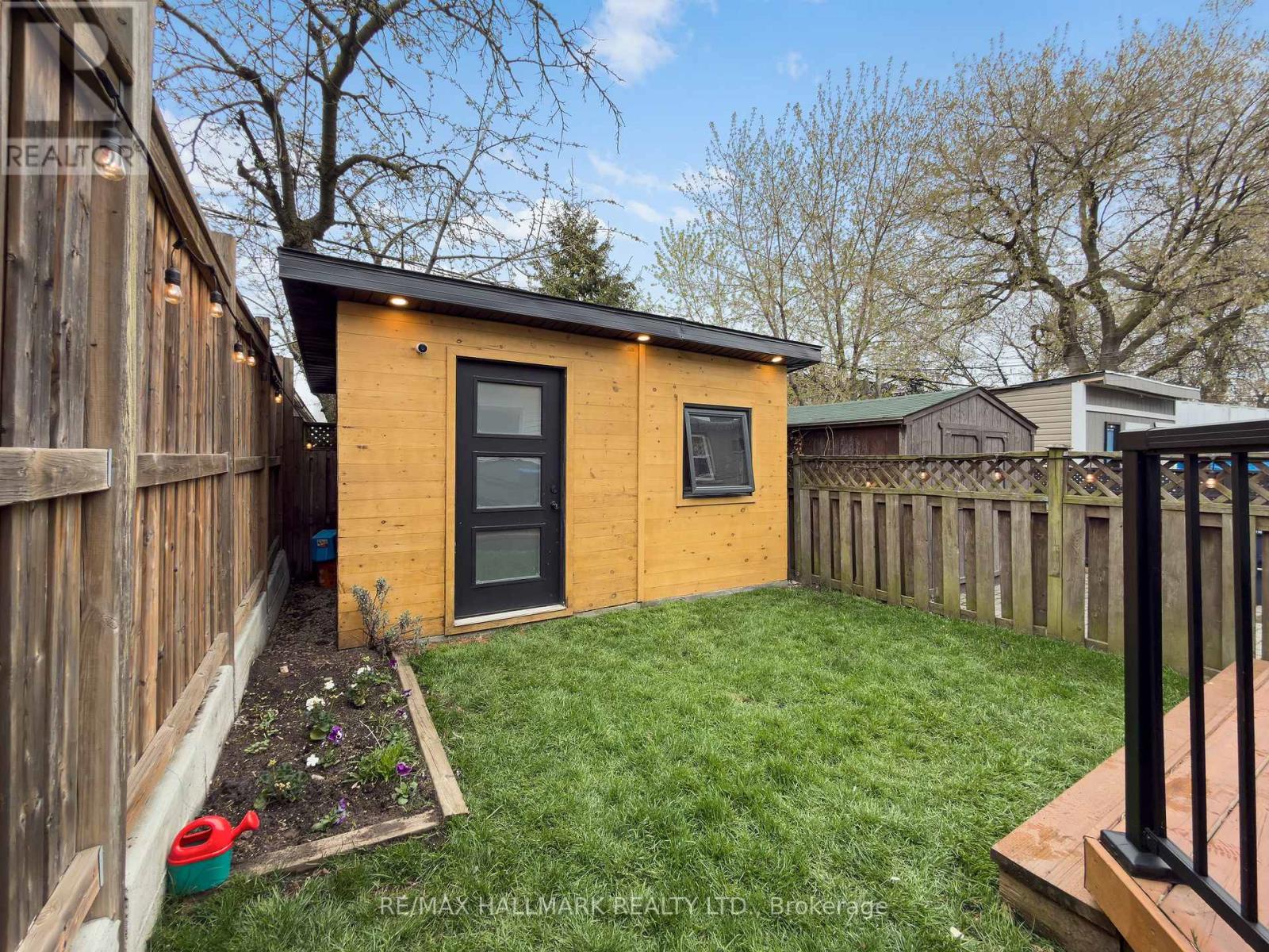 17 Criscoe Street, Toronto (rockcliffe-smythe), Ontario