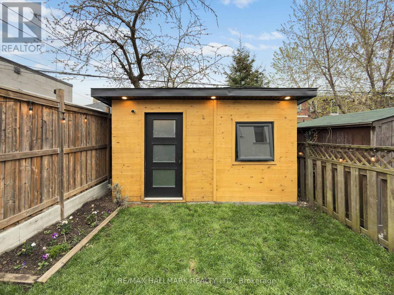 17 Criscoe Street, Toronto (rockcliffe-smythe), Ontario