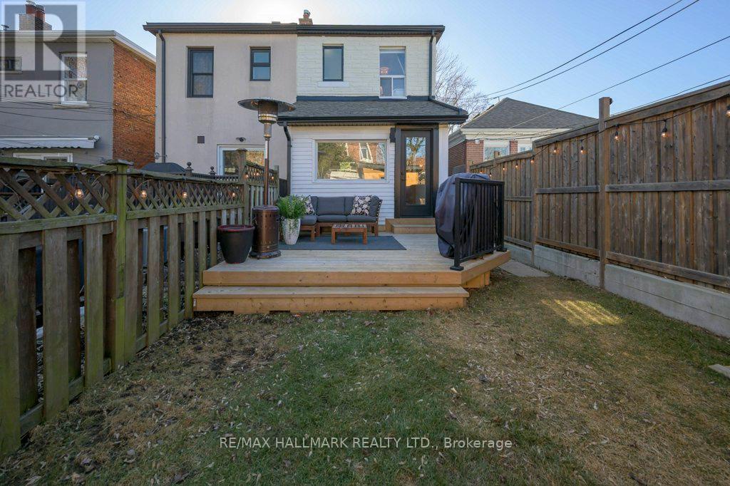 17 Criscoe Street, Toronto (rockcliffe-smythe), Ontario