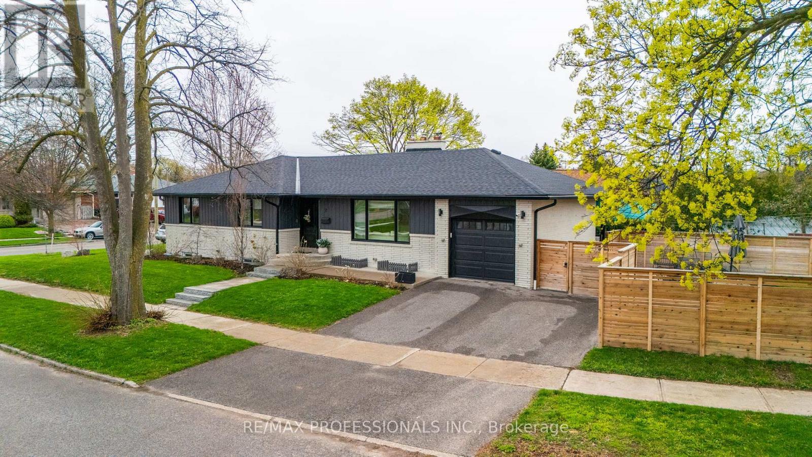 2 Tewsley Place, Toronto (willowridge-martingrove-richview), Ontario