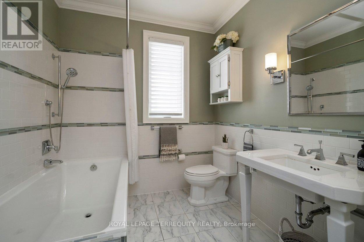 12 Elliott Avenue, Toronto (kingsway South), Ontario