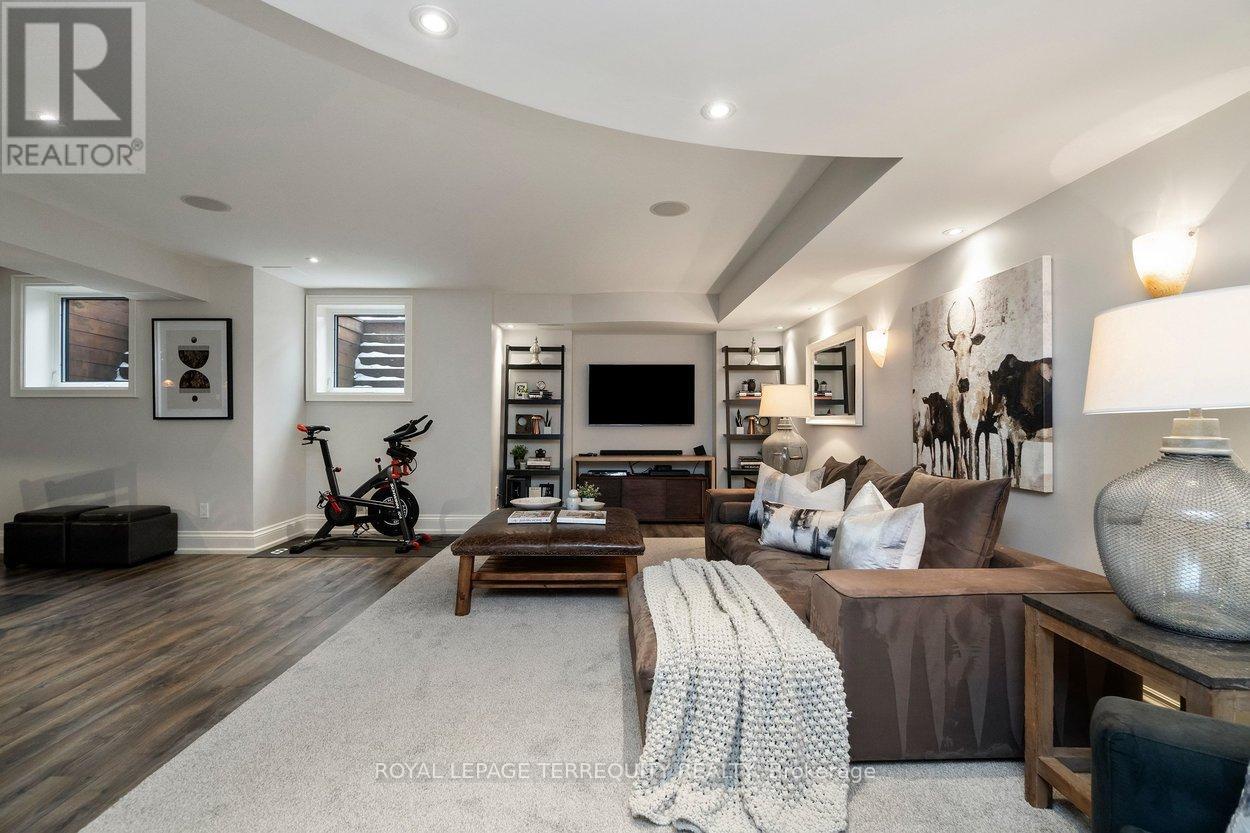 12 Elliott Avenue, Toronto (kingsway South), Ontario
